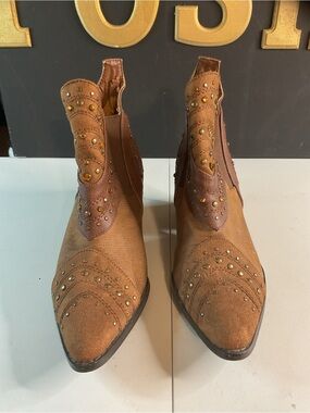 💜💜💜$15 FIRM Coconuts by Matisse Brown Studded Western Ankle Booties